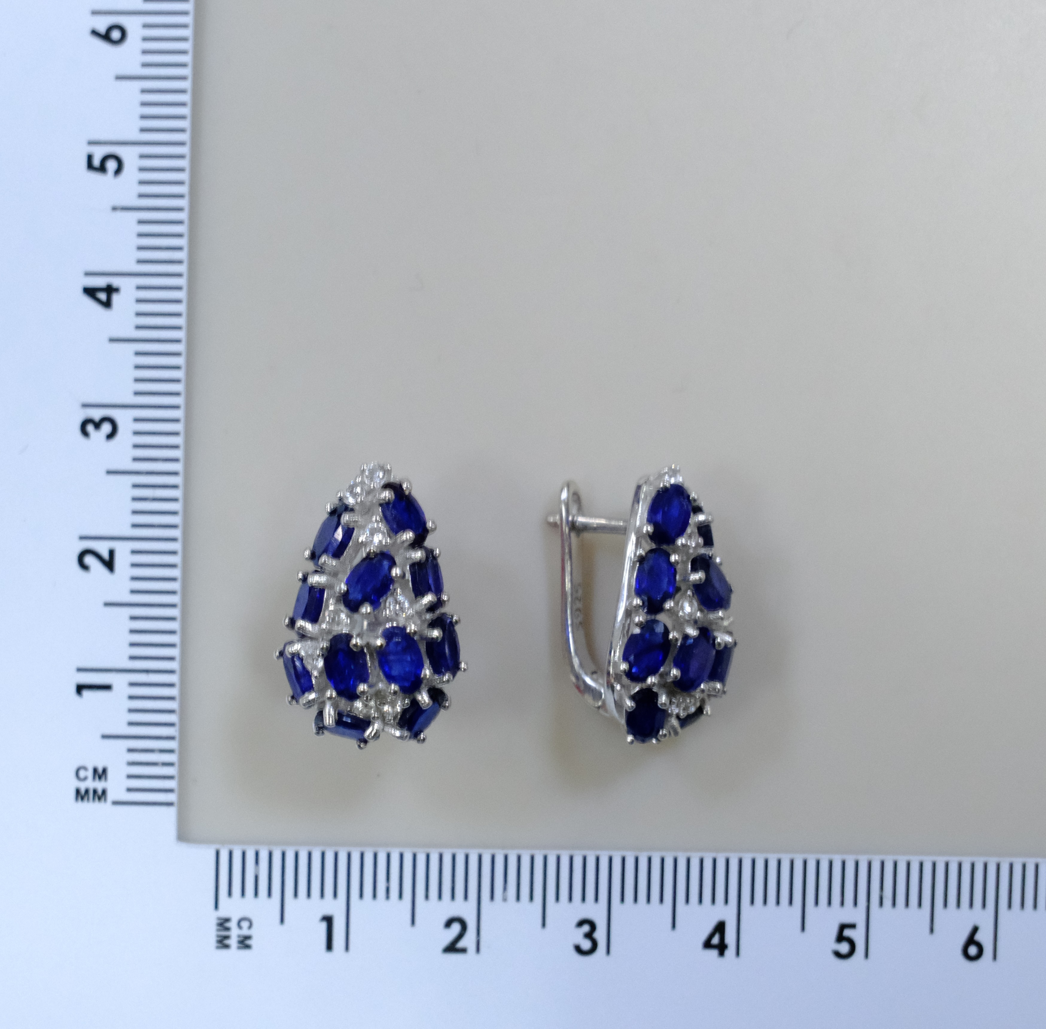 Серебряные серьги с сапфирами